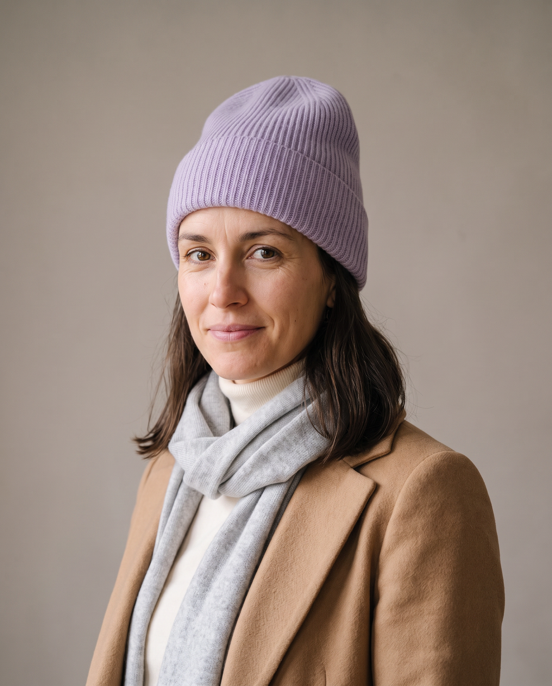 Strickmütze Mo in lavendel – getragen von Damen-Model #farbe_lavendel