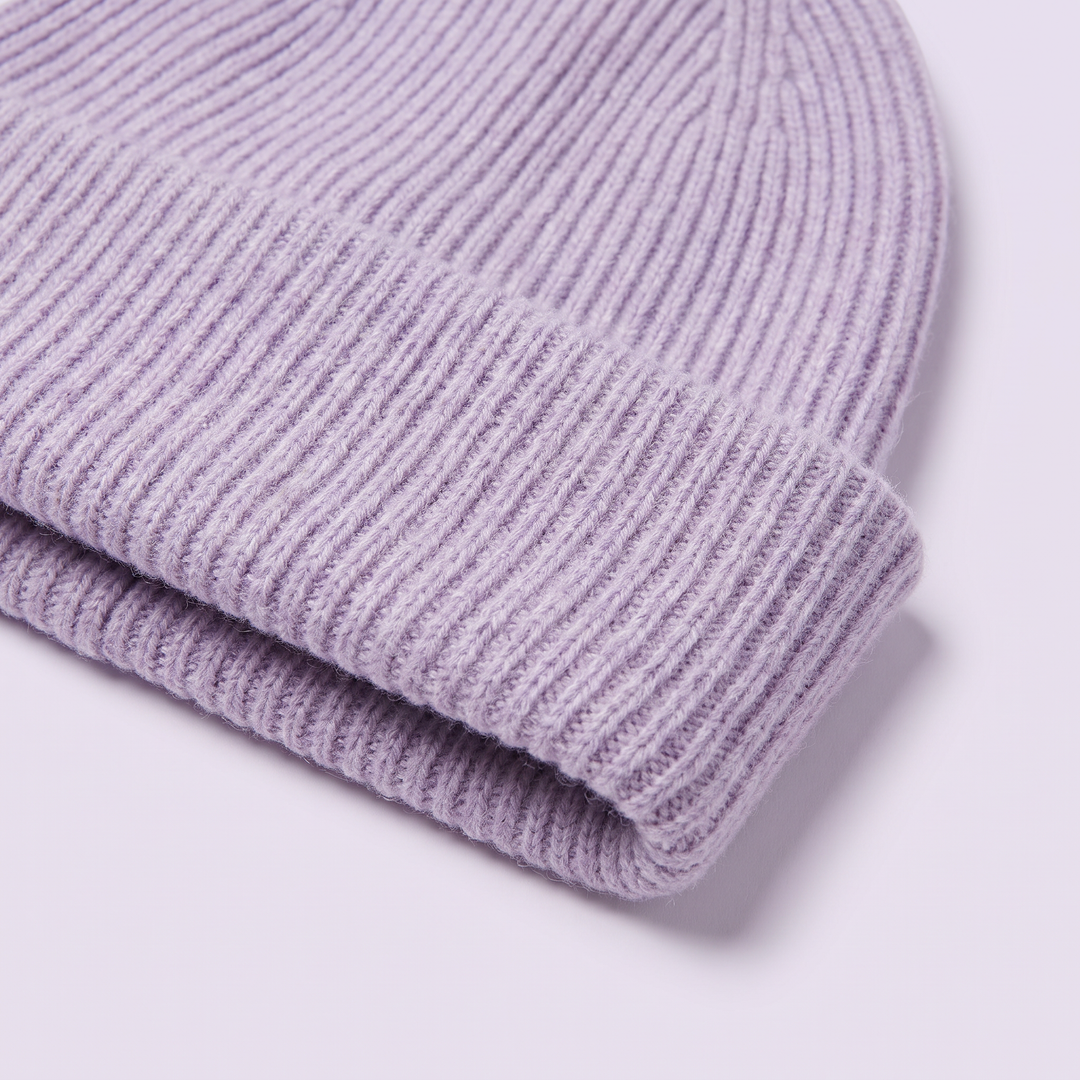 Strickmütze Mo in lavendel – Detailaufnahme #farbe_lavendel