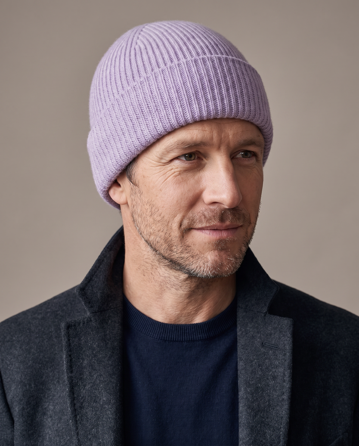 Strickmütze Mo in lavendel – getragen von Herren-Model #farbe_lavendel