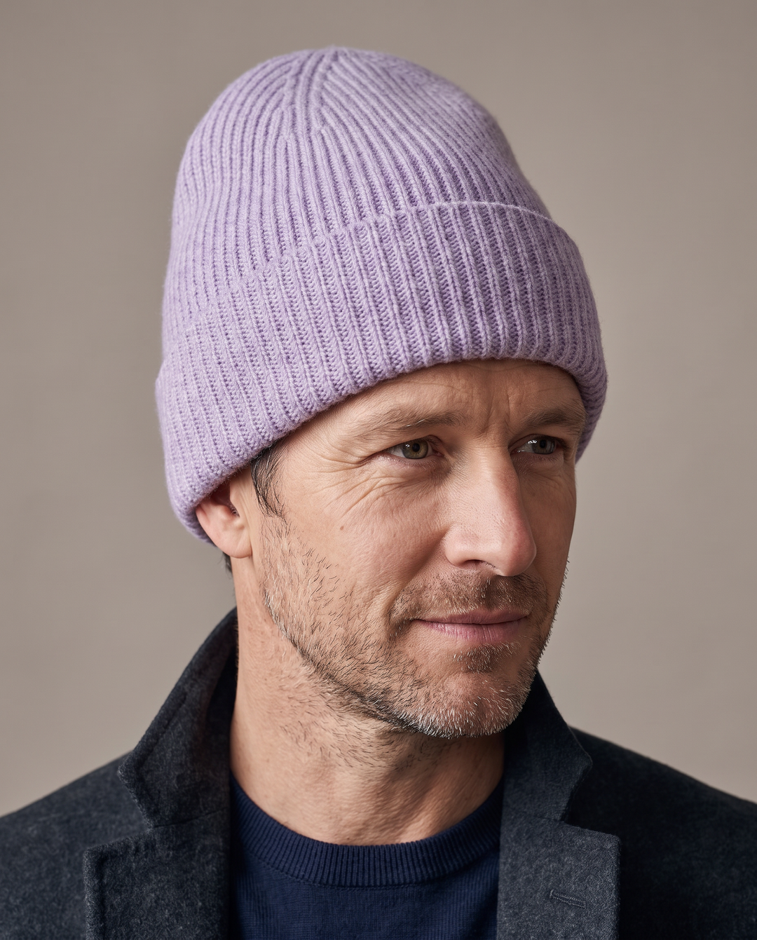 Strickmütze Mo in lavendel – getragen von Herren-Model #farbe_lavendel
