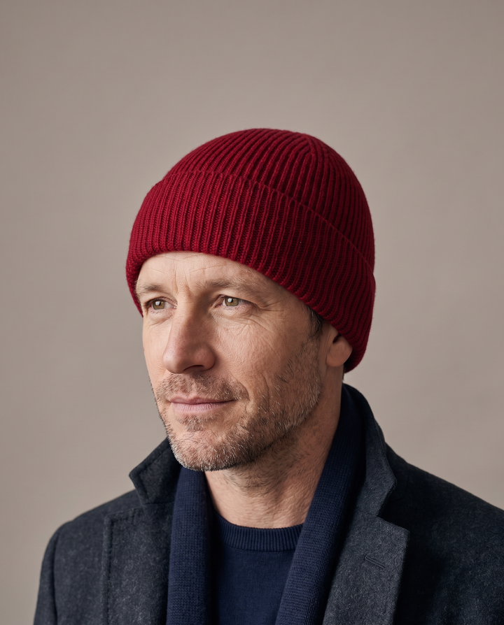 Strickmütze Mo in rot – getragen von Herren-Model #farbe_rot