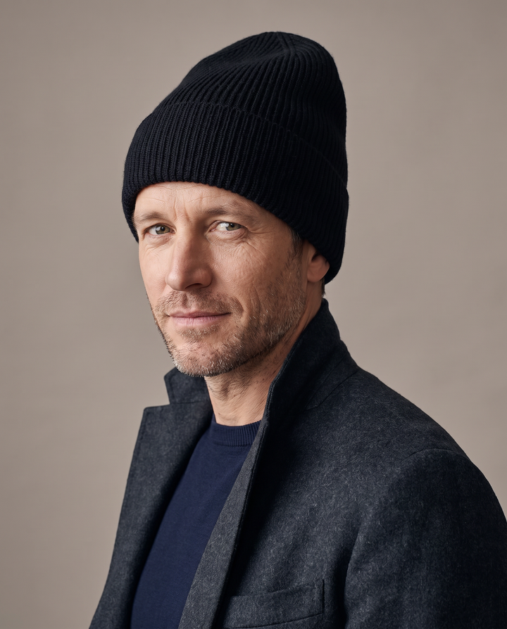 Strickmütze Mo in schwarz – getragen von Herren-Model #farbe_schwarz