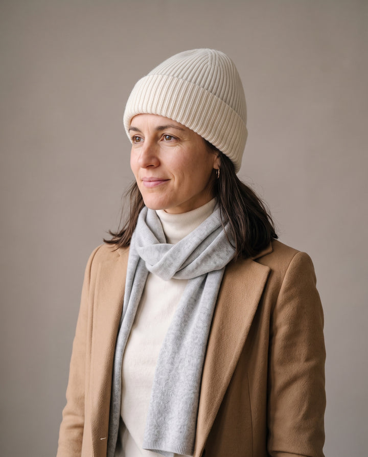 Strickmütze Mo in snow – getragen von Damen-Model #farbe_snow