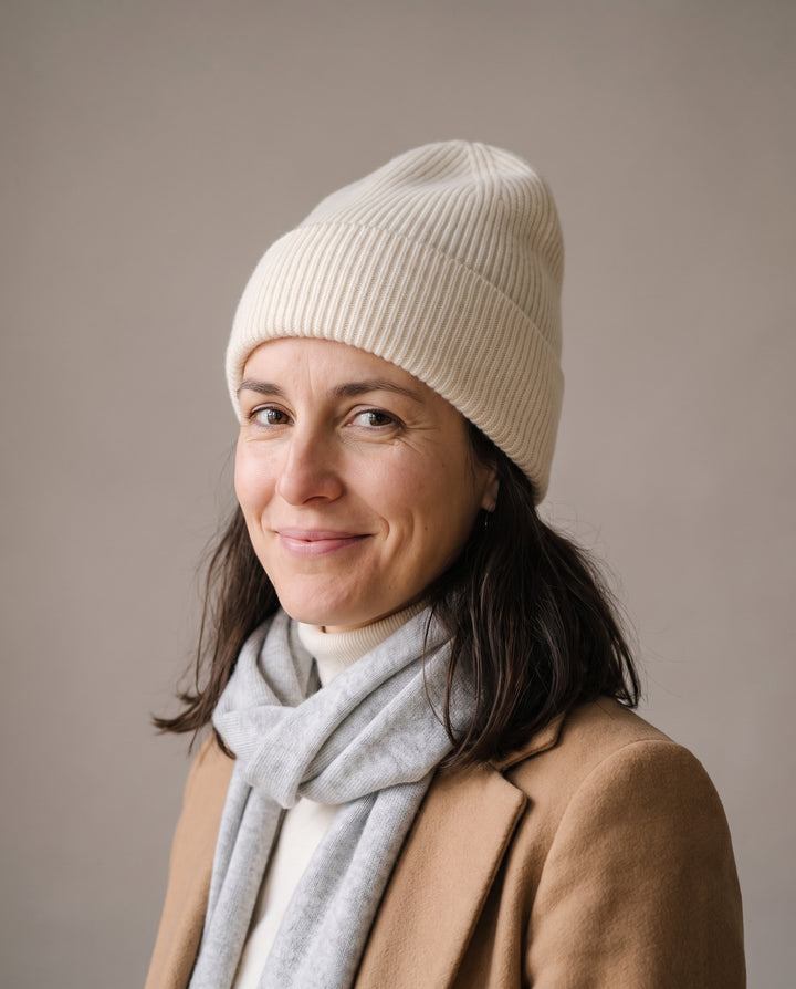 Strickmütze Mo in snow – getragen von Damen-Model #farbe_snow