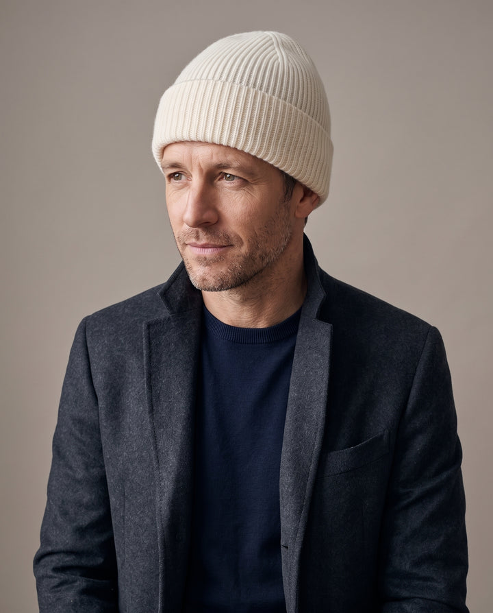 Strickmütze Mo in snow – getragen von Herren-Model #farbe_snow
