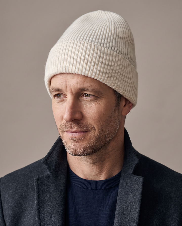 Strickmütze Mo in snow – getragen von Herren-Model #farbe_snow